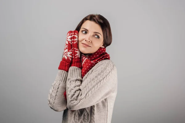 Замріяна жінка в червоних рукавичках і шарфі ізольована на сірих — стокове фото