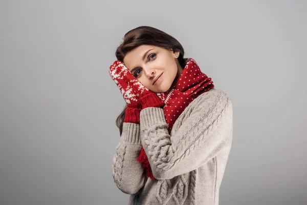 Щаслива жінка в червоних рукавичках і шарфі ізольована на сірих — стокове фото