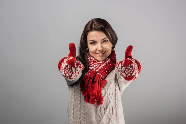 Щаслива жінка в червоних рукавичках і шарфі з пальцями на сірих — стокове фото