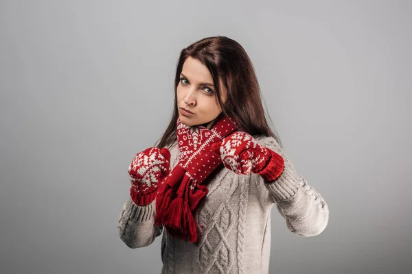 Женщина в красных перчатках и бокс шарфа, глядя на камеру, изолированную на сером — стоковое фото