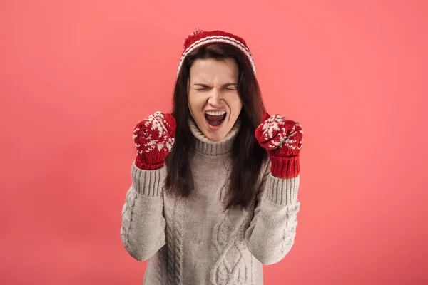 Donna arrabbiata in guanti rossi urlando su rosa — Foto stock