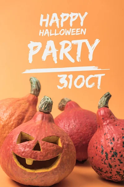 Gruselig geschnitzter Halloween-Kürbis auf orangefarbenem Hintergrund mit fröhlichem Halloween-Party-Schriftzug — Stockfoto