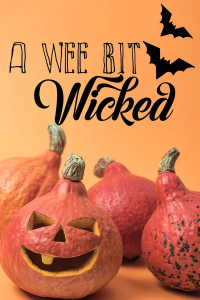 Gruselig geschnitzter Halloween-Kürbis auf orangefarbenem Hintergrund mit einer etwas bösen Illustration — Stockfoto