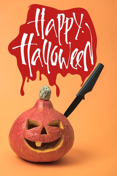 Gruselig geschnitzter Halloween-Kürbis mit Messer auf orangefarbenem Hintergrund mit fröhlicher Halloween-Illustration — Stockfoto