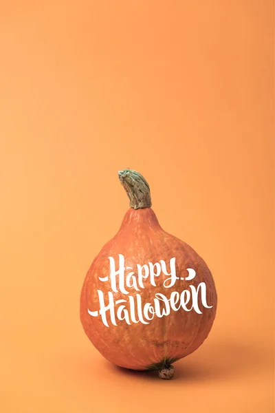 Reifer Halloween-Kürbis auf orangefarbenem Hintergrund mit fröhlicher Halloween-Illustration — Stockfoto