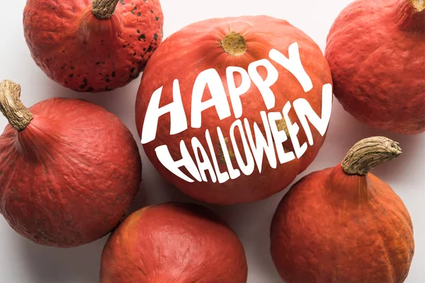Vista superior de calabazas maduras sobre fondo blanco con feliz ilustración de Halloween - foto de stock