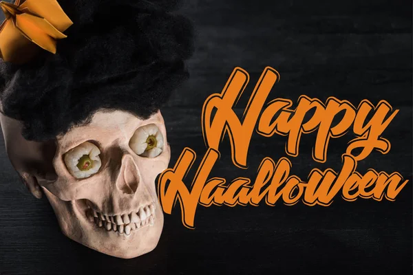 Calavera espeluznante sobre fondo negro con espacio de copia, decoración de Halloween con ilustración de Halloween feliz - foto de stock