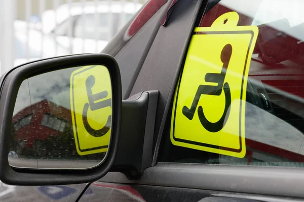 Parlak Sarı Işareti Engelli Sürüş Arabanın Yan Ayna Yansıtılır Moskova Telifsiz Stok Fotoğraflar