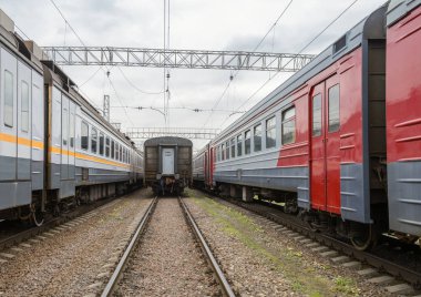 Rusya, Moskova - 21 Ekim 2018. Bir çıkmaz trenler ve otomobiller vardır