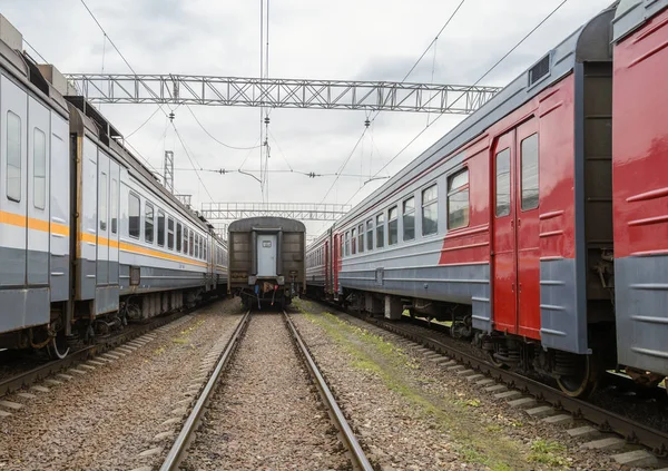 Rusya, Moskova - 21 Ekim 2018. Bir çıkmaz trenler ve otomobiller vardır