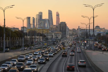 Moskova, Rusya - 11 Kasım 2018. Moskova şehir Krymsky Val Sokağı'ndan iş merkezinin görünümü