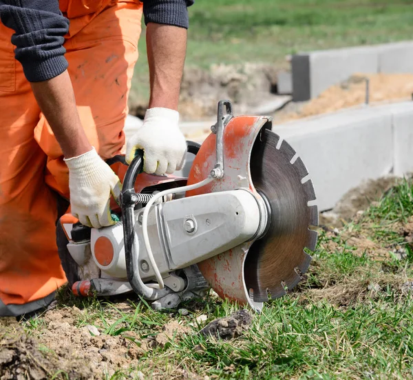 Serra Circular Profissional Trabalho Concreto Mãos Funcionário — Fotografia de Stock