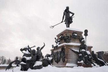 St. Petersburg, Peterhof, Rusya Federasyonu - 30 Aralık 2018. Neptün Çeşmesi, üst Bahçe