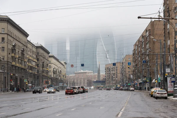 俄罗斯莫斯科 2019年2月3日 从多罗戈米洛夫斯卡亚大街的雾中看到莫斯科市的景色 — 图库照片
