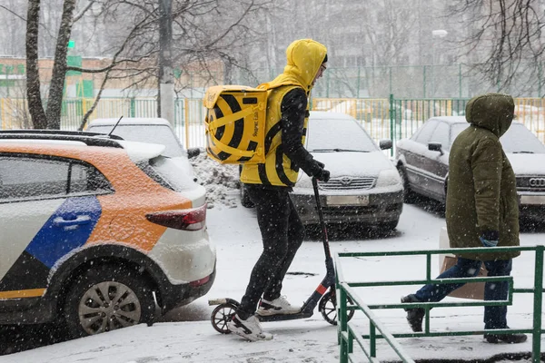 Moskova, Rusya - 24 Mart 2019. Kurye'dır fast food Blizzard kışın bir scooter üzerinde