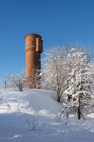 Rød Mursten Vandtårn Mod Blå Himmel - Stock-foto