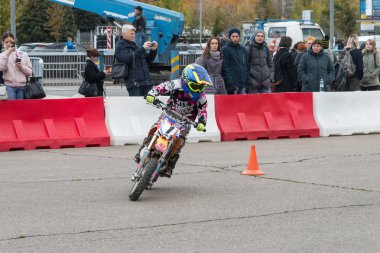 Moskova, Rusya, 05 Ekim 2019. Genç sporcu, motosiklet sezonunun kapanışına adanmış etkinlikte gösteriler sırasında viraj alıyor.
