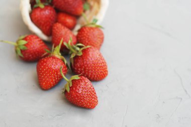 Taze çilek yaz meyve vitamini çilek ile çimento eşcinsel arka plan dokulu