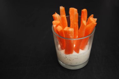 Işık sağlıklı snack: havuç ve yoğurt, ahşap masa, üstten görünüm, dilim alanı Kopyala