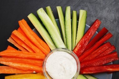 Sağlıklı sebze sopa daldırma ile plaka üzerinde