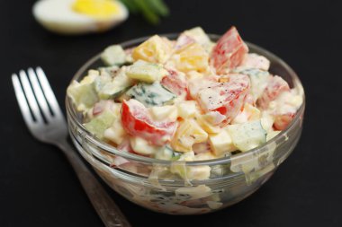 Sebze salatası dolmalık biber, domates, salatalık, yumurta ve mayonez. Sağlık Vegan salata