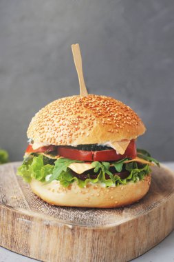 Fast food. Vejetaryen Homenade Burger salatalık, domates ve marul, salata. Taze sebze öğle yemeği için lezzetli sandviç. Dokulu gri