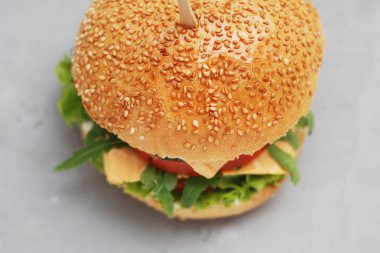 Fast food. Vejetaryen ev yapımı Hamburger peyniri, salatalık, domates ve marul, salata. Taze sebze öğle yemeği için lezzetli sandviç. Gri desenli tablo