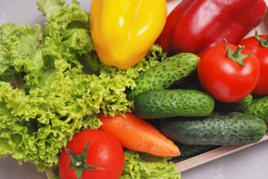 Ahşap kutusunda dokulu gri Backgroung izole taze yaz sebze. Organik sebzeler sağlık gıda Eatting