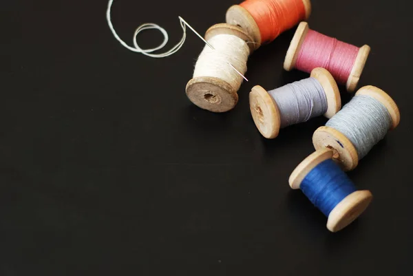 Close Van Rollen Van Vintage Kleurrijke Draden Kleding Reparatie Zwarte — Stockfoto