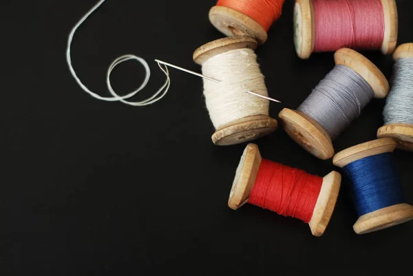 Close Van Rollen Van Vintage Kleurrijke Draden Kleding Reparatie Zwarte — Stockfoto