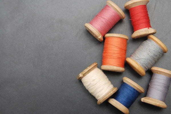 Close Van Rollen Van Vintage Kleurrijke Draden Kleding Reparatie Zwarte — Stockfoto