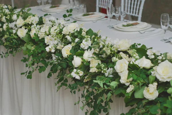 婚礼桌上美丽的白绿花装饰布置 — 图库照片