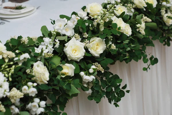 Vacker Vit Och Grön Dekoration Blomsterarrangemang Bröllop Tabellen — Stockfoto
