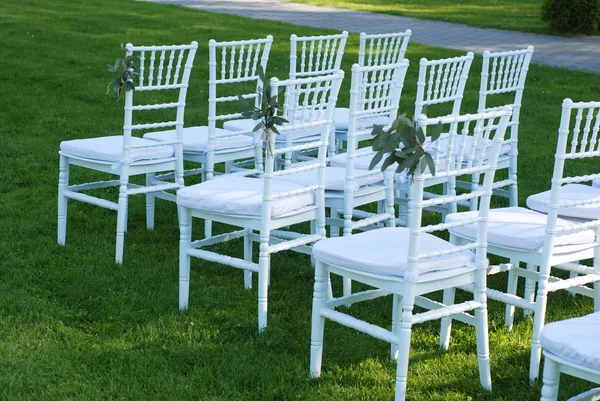 White Chairs Outdoor Wedding Ceremony Green Grass Background — Stock Photo, Image