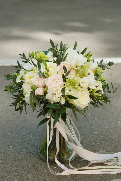White Wedding Bouquet Roses Pink Flowers Ruscus Leaves Robbons Gray — Stock Photo, Image