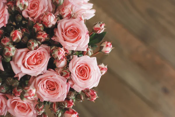 Ramo Rosas Rosadas Sobre Mesa Madera Vista Superior Con Espacio — Foto de Stock