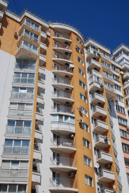 Yüksek Modern sarı kentsel apartman Isloated mavi gökyüzü