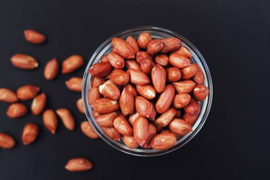 Fıstık Isoalted kara tahta üzerinde. Kızarmış fındık, fıstık