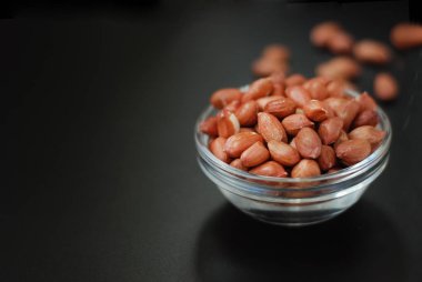 Fıstık Isoalted kara tahta üzerinde. Kızarmış fındık, fıstık