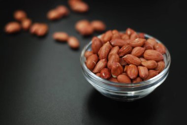 Fıstık Isoalted kara tahta üzerinde. Kızarmış fındık, fıstık