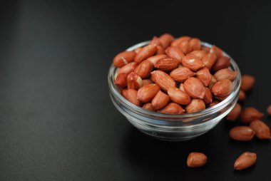 Fıstık Isoalted kara tahta üzerinde. Kızarmış fındık, fıstık