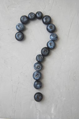 Yaban mersini soru gri dokulu arka plan taze Berry izole işareti