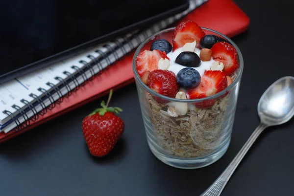 Breakfast Health Fresh Strawberries Blueberies Oatmeal Black Office Table Tablet — Stock Photo, Image