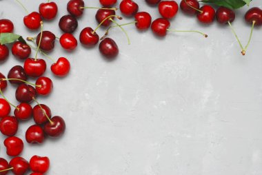 Taze kiraz meyve sağlık vitamini çerçeve gri çimento arka plan kopya alanı ile dokulu