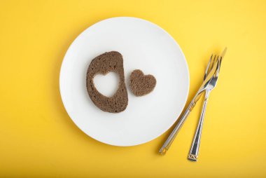 Siyah ekmek dilimleri ve kalp sarı kopya alanı şeklinde bir parça