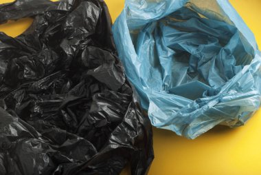 Plastik mavi ve siyah torbalar, sarı yok plastik Recylcle kavramı arka plan