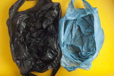 Plastik mavi ve siyah torbalar, sarı yok plastik Recylcle kavramı arka plan