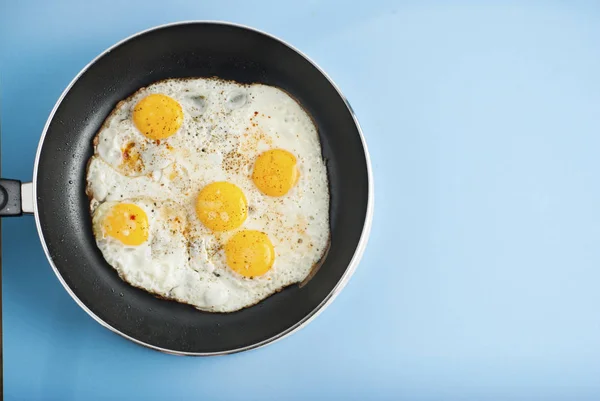 Frukost Mat Stekt Ägg Stekpanna Isoalted Blå Bakgrund Kopia Utrymme — Stockfoto