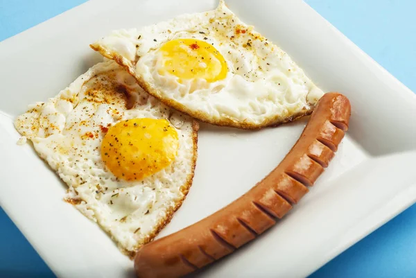 Traditional Clasic Breakfast Fried Eggs Sausage White Square Porcelain Plate — Stock Photo, Image