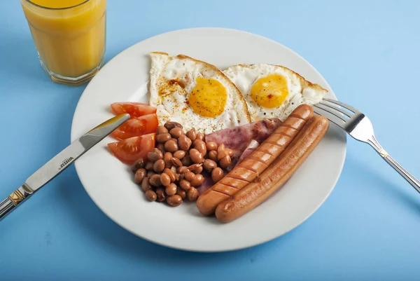 Plate Breakfast Fried Eggs Bacon Beans Tomatoe Slices Isolated Blue — Stock Photo, Image